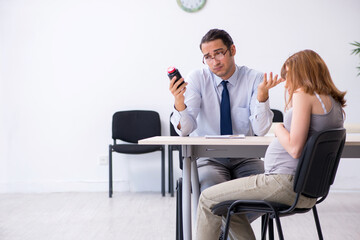 Obraz premium Pregnant woman visiting male psychologist doctor