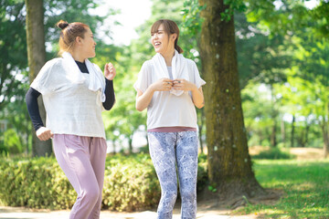 Fototapeta premium ウォーキングする女性たち 