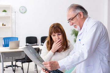 Obraz premium Young woman visiting experienced doctor radiologist