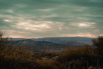 vista de montañas sierras en invierno con cielo nublado