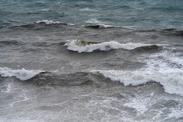 Breaking waves on a rough sea