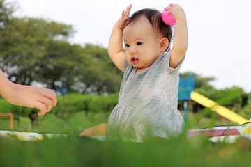 公園で遊ぶ1歳児