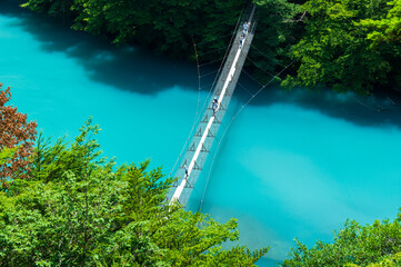 夏の寸又峡とエメラルドブルーの川