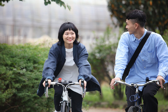 自転車に乗るカップル