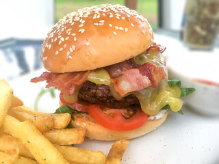 ポテトとボリュームあるハンバーガー