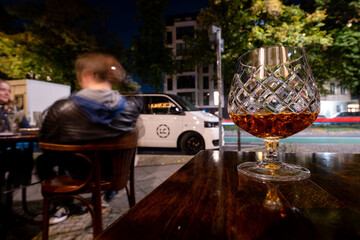 Weinbrand / Cognac steht auf dem Tisch eines Berliner Restaurants