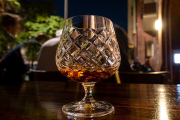 Weinbrand / Cognac steht auf dem Tisch eines Berliner Restaurants