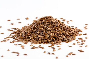 Ein kleiner Haufen sauberer brauner Leinsamen. 