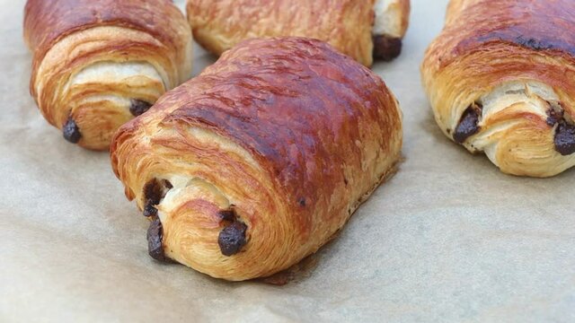 pain au chocolat sur une feuille de papier cuisson