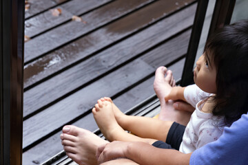 雨上がりを待つ父と娘