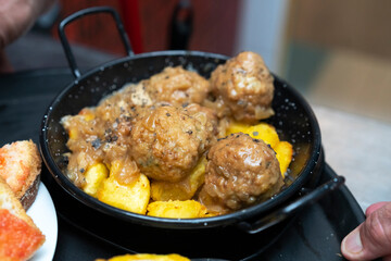 albondigas de ternera con patatas