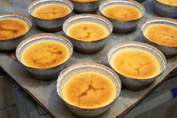 Mini tratas de queso recién salidas del horno