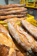 panes en cestas acabados de salir del horno