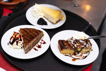 diferentes postres caseros de restaurante