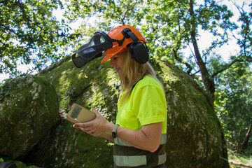 Obraz premium forest woman using mobile phone in the forest