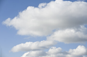 Obraz premium White clouds cumulus floating on blue sky for backgrounds concept