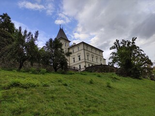Fototapeta na wymiar Schloss vor bewölktem Himmel