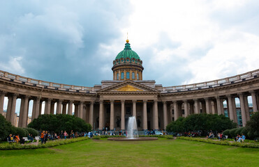 Obraz premium Kazan Cathedral on a cloudy day, columns, dome of the Orthodox Cathedral in St. Petersburg