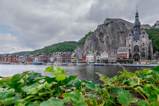 Panoramica di Diant lungo la riva del fiume Mosa, Dinat, Belgio