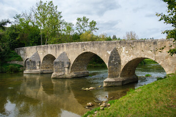 Historische Steinbrücke über die Altmühl bei Pfünz im Altmühltal bei Eichstätt im Sommer