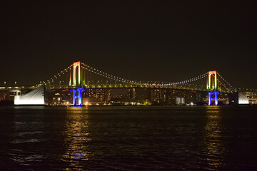 Obraz premium 虹色にライトアップされたレインボーブリッジ