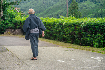 浴衣姿の中高年男性
