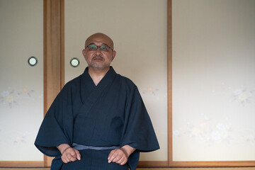 浴衣姿の中高年男性
