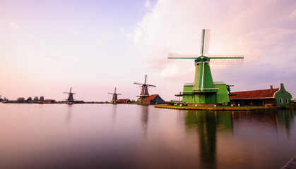 Fototapeta na wymiar Zaanse Schans windmills