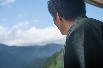 温泉旅行にきた男性
