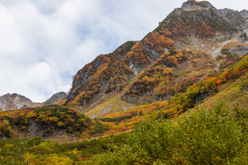 上高地のさらに先、屏風岩周辺で色付く美しい黄葉の山々
