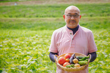 農業をする中高年の男性
