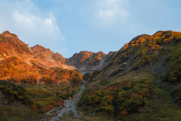日の出と共に涸沢カールから眺めるモルゲンロート