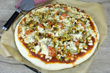 pizza au poulet et artichaut sur une table