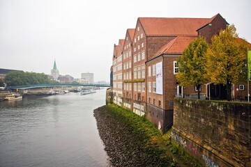 BREMEN, GERMANY - OCTOBER 15, 2015. Modern art museum Weserburg on the bank of the river Weser and bridge across it in Bremen, Germany. Urban view on the north city. - obrazy, fototapety, plakaty