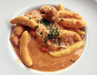 Goulash de pollo con dumplings en Sighisoara, Rumanía. Un plato de comida fusión, mezclando...