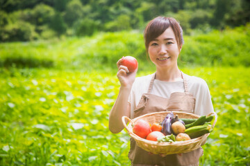 野菜を持つ女性
