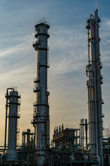 朝日を受けるプラント