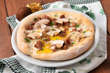 Pizza fatta in casa con salsiccia e funghi porcini 