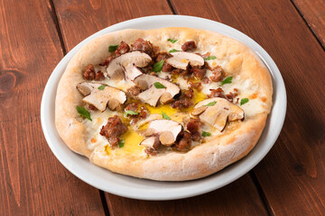 Pizza fatta in casa con salsiccia e funghi porcini 