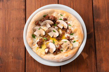 Pizza fatta in casa con salsiccia e funghi porcini 