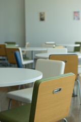 明るいカフェレストランの椅子と机の風景