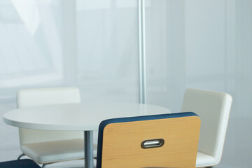 明るいカフェレストランの椅子と机の風景