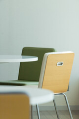 明るいカフェレストランの椅子と机の風景