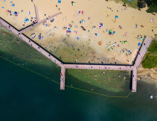 Widok z lotu ptaka na główną plażę nad jeziorem Głębokie, lubuskie, Polska	
 - obrazy, fototapety, plakaty