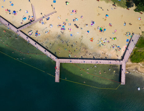 Widok z lotu ptaka na gł&oacute;wną plażę nad jeziorem Głębokie, lubuskie, Polska	
