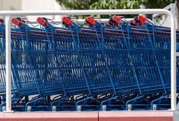 Chariots de supermarché rangés