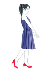 手を組み微笑む若い女性