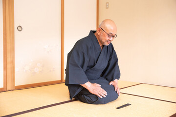 浴衣姿の中高年男性
