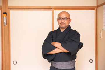 浴衣姿の中高年男性
