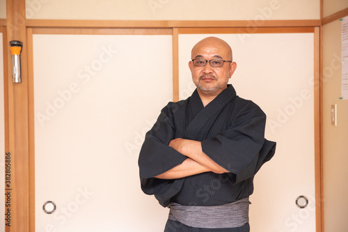 浴衣姿の中高年男性 Wall Mural Wallpaper Murals Buritora